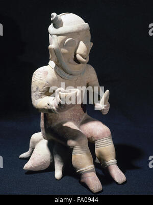 Präkolumbische Kunst. Pre-Inka. Jama-Coaque Kultur. 500 V. CHR. - 1531 AD. Aus Ecuador.  Männliche Figur sitzt. 15 x 8 x 25 cm (Durchmesser). Gerstenkorn Chone. Privatsammlung. Stockfoto