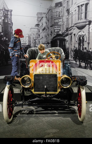 Zwei Brüder sehen Sie sich eine antike 1910 Ford Modell T Roadster auf dem Display an das Petersen Automotive Museum in Los Angeles. Stockfoto