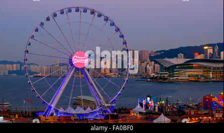 Weihnachts-Dekorationen auf die Hong Kong Riesenrad, Victoria Harbour, Hong Kong, China. Stockfoto