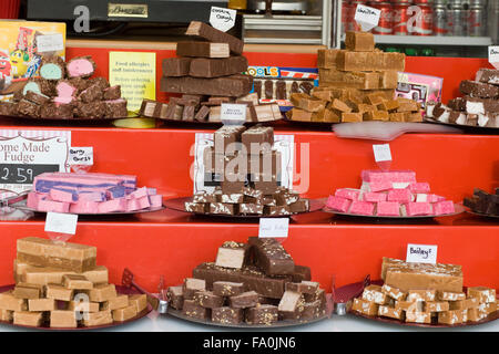 Sortierte Fudge auf einem Marktstand Stockfoto