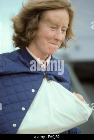 AJAX NACHRICHTENFOTOS, 16. AUGUST 1979. DEVONPORT, ENGLAND. -FASTNET 79 SURVIVOR - FRAU BRIGID MORETON BLÄTTER ERHIELT WÄHREND SEINER RETTUNG DIE NIEDERLÄNDISCHE FREGATTE OVERIJSSEL, IHREN ARM IN EINER SCHLINGE VON EINER VERLETZUNG. FOTO: JONATHAN EASTLAND/AJAX.  REF: 31806-1/29 Stockfoto