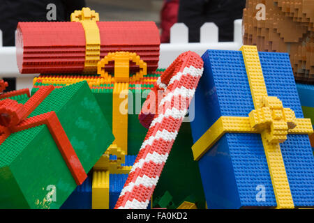 Santas Zug und Elfen mit Teddybären und Geschenke gemacht von Lego in Covent Gardens London England angezeigt Stockfoto