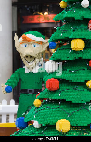 Santas Zug und Elfen mit Teddybären und Geschenke gemacht von Lego in Covent Gardens London England angezeigt Stockfoto