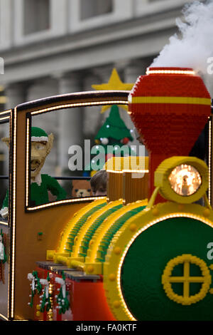 Santas Zug und Elfen mit Teddybären und Geschenke gemacht von Lego in Covent Gardens London England angezeigt Stockfoto
