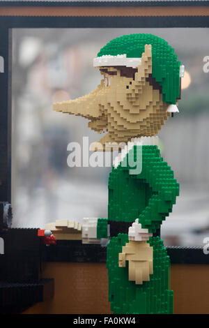 Santas Zug und Elfen mit Teddybären und Geschenke gemacht von Lego in Covent Gardens London England angezeigt Stockfoto