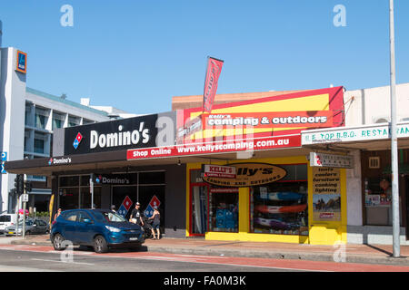 Dominos Pizza und camping-Outdoor-Shop in Dee Why auf Nordstrände von Sydney, Australien Stockfoto