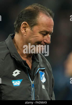 Gelsenkirchen, Deutschland. 18. Dezember 2015. Hoffenheim Kopf, wie, die Trainer Huub Stevens während der deutschen Fußball-Bundesliga-Fußball reagiert-match zwischen FC Schalke 04 und 1899 Hoffenheim in der Veltins-Arena in Gelsenkirchen, Deutschland, 18. Dezember 2015. Foto: BERND THISSEN/Dpa/Alamy Live-Nachrichten Stockfoto