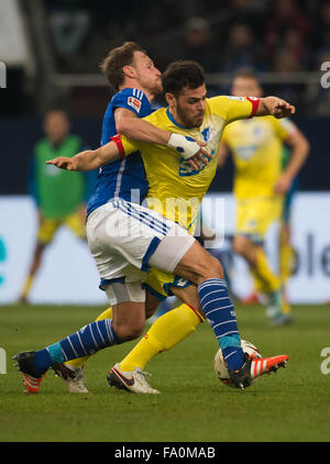 Gelsenkirchen, Deutschland. 18. Dezember 2015. Schalke Benedikt Höwedes (L) und Hoffenheim Kevin Volland wetteifern um den Ball in der deutschen Bundesliga-Fußballspiel zwischen FC Schalke 04 und 1899 Hoffenheim in der Veltins-Arena in Gelsenkirchen, Deutschland, 18. Dezember 2015. Foto: BERND THISSEN/Dpa/Alamy Live-Nachrichten Stockfoto