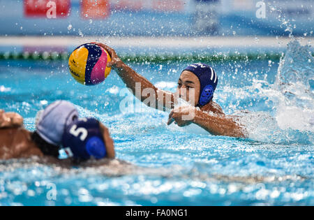 Foshan, China Guangdong Provinz. 19. Dezember 2015. Okawa Keigo Japans konkurriert während der Herren Asian Water Polo Championship Match gegen Saudi-Arabien in Foshan, der südchinesischen Provinz Guangdong, 19. Dezember 2015. Japan gewann 31: 1. © Mao Siqian/Xinhua/Alamy Live-Nachrichten Stockfoto