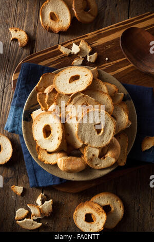 Hausgemachten Vollkorn-Bagel-Chips auf einem Teller Stockfoto