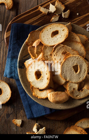 Hausgemachten Vollkorn-Bagel-Chips auf einem Teller Stockfoto