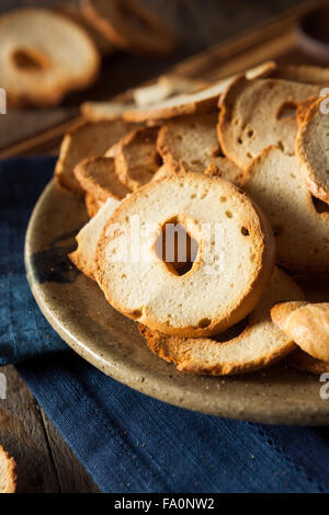 Hausgemachten Vollkorn-Bagel-Chips auf einem Teller Stockfoto