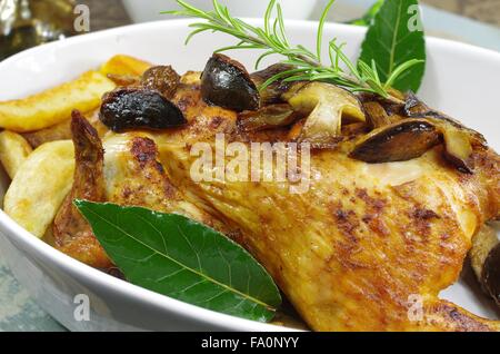 gebackenes Huhn mit Kartoffeln und Blatt Lorbeer Pilz Stockfoto