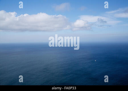 Eine einsame Boot segeln den Atlantischen Ozean in der Nähe von Cape Point in Südafrika Stockfoto