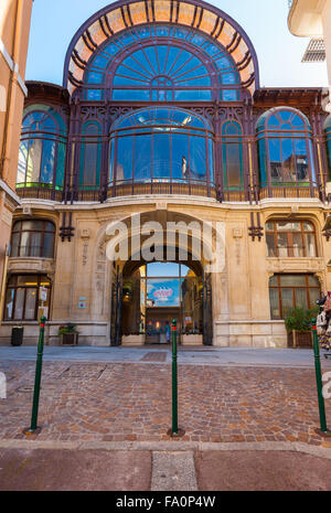 Vor dem Eingang zum historischen Source Cachat Gebäude, das Haus von Evian Mineralwasser Stockfoto