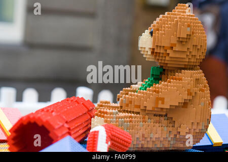 Santas Zug und Elfen mit Teddybären und Geschenke gemacht von Lego in Covent Gardens London England angezeigt Stockfoto
