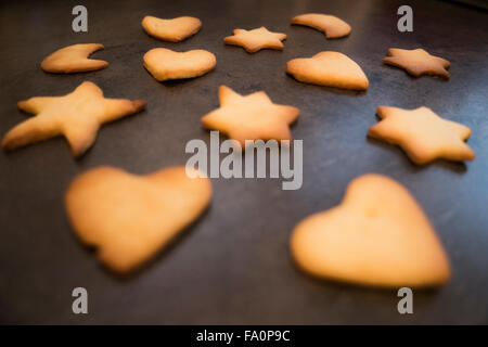 Weihnachtsgebäck auf dunklen Tisch Stockfoto