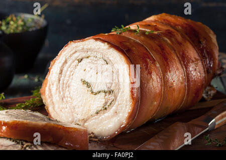 Hausgemachte gewalzte Porchetta Braten mit verschiedenen Kräutern Stockfoto