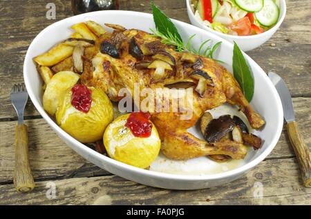 gebackenes Huhn mit Kartoffeln und Blatt Lorbeer Pilz Stockfoto