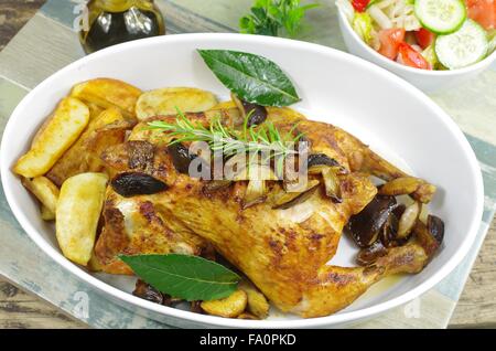 gebackenes Huhn mit Kartoffeln und Blatt Lorbeer Pilz Stockfoto