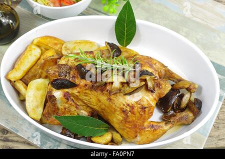 gebackenes Huhn mit Kartoffeln und Blatt Lorbeer Pilz Stockfoto