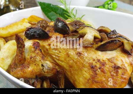 gebackenes Huhn mit Kartoffeln und Blatt Lorbeer Pilz Stockfoto