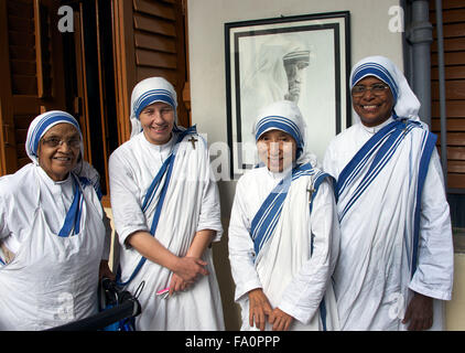 Missionarin der Nächstenliebe Schwester betet am Grab von Mutter Teresa in Kalkutta, Indien Stockfoto