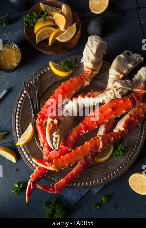 Bio Alaska King Crab Legs mit Butter gekocht Stockfoto