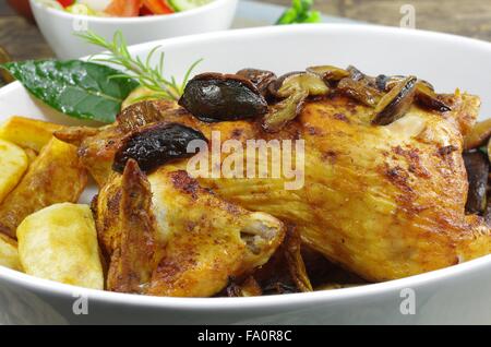 gebackenes Huhn mit Kartoffeln und Blatt Lorbeer Pilz Stockfoto