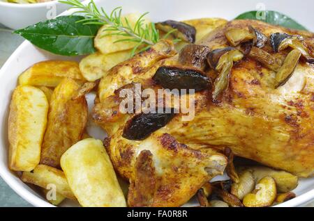 gebackenes Huhn mit Kartoffeln und Blatt Lorbeer Pilz Stockfoto