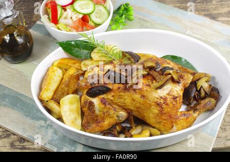 gebackenes Huhn mit Kartoffeln und Blatt Lorbeer Pilz Stockfoto