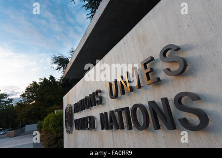 Die Vereinten Nationen unterzeichnen in Französisch und Englisch am Eingangstor UN in der Dämmerung an einem klaren sonnigen blauen Himmel-Abend Stockfoto