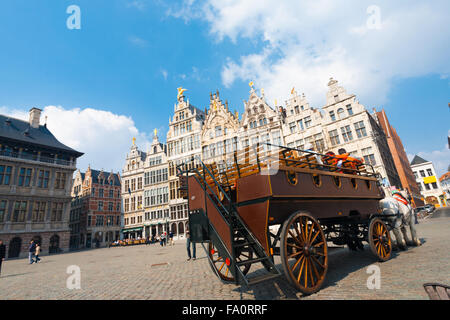 Große traditionelle hölzerne Pferdekutsche am Grote Markt, die Transport der Passagiere um berühmte Sehenswürdigkeiten Stockfoto