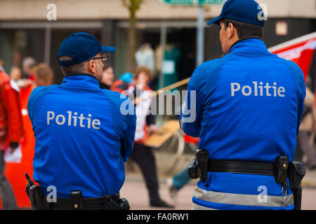 Zwei flämische Polizisten bewachen Demonstranten und den Frieden bewahren, bei der jährlichen May Day Parade Stockfoto