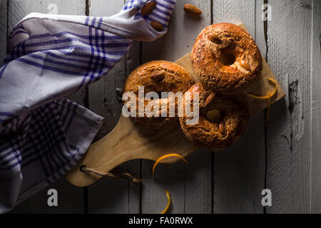 Roccocò, ein traditionelles Weihnachtsgebäck aus Neapel, auf Schneidebrett Stockfoto