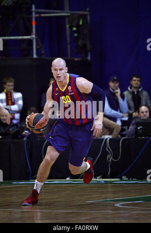 Kiew, UKRAINE - 14. November 2013: Maciej Lampe des FC Barcelona steuert einen Ball bei Turkish Airlines Euroleague Basketball-ga Stockfoto