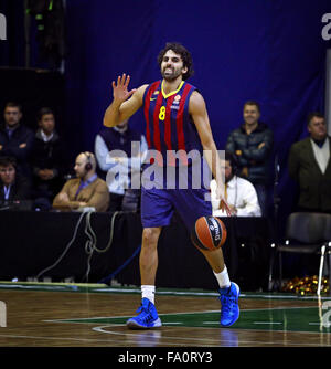 Kiew, UKRAINE - 14. November 2013: Victor Sada des FC Barcelona steuert einen Ball bei Turkish Airlines Euroleague Basketball-gam Stockfoto