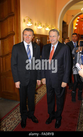 Kiew, UKRAINE - 17. Dezember 2010: Präsident von Ukraine Olympischen Komitees Serhij Bubka (L) und Präsident des International Olympic Committee Jacques Rogge gibt ein Interview bei Rogges offiziellen Besuchen in der Ukraine am 17. Dezember 2010 in Kiew Stockfoto