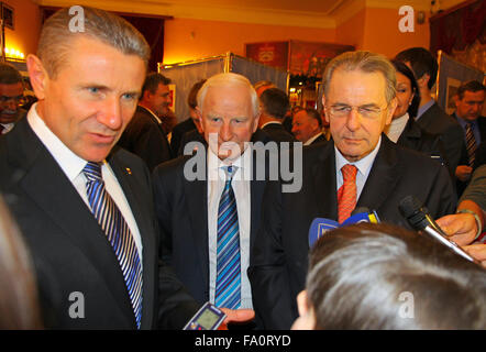 Kiew, UKRAINE - 17. Dezember 2010: Präsident des nationalen Olympischen Komitees der Ukraine Serhij Bubka (L), Präsident des Europäischen Ol Stockfoto