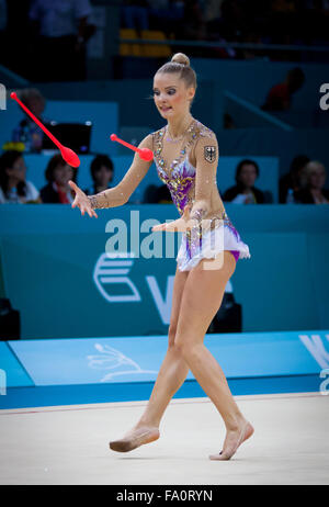 Kiew, UKRAINE - 29. August 2013: Laura Jung von Deutschland führt während der 32. rhythmische Gymnastik World Championship am 29. August 2013 in Kiew, Ukraine Stockfoto