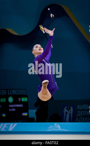 Kiew, UKRAINE - 29. August 2013: Alina Maksymenko der Ukraine führt während der 32. rhythmische Gymnastik World Championship am Augus Stockfoto