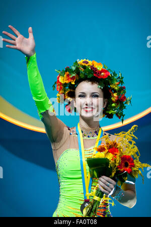 Kiew, UKRAINE - 29. August 2013: Ganna Rizatdinova der Ukraine - Goldmedaillen-Gewinner der 32. rhythmische Gymnastik World Championship (H Stockfoto