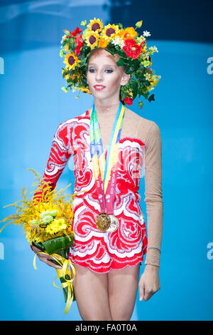 Kiew, UKRAINE - 29. August 2013: Yana Kudrjawzewa, Russland - Goldmedaillengewinner der 32. rhythmische Gymnastik World Championship (Al Stockfoto