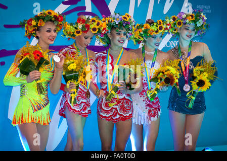 Kiew, UKRAINE - 29. August 2013: Alle Medaillengewinner der 32. rhythmische Gymnastik-WM-Stand auf Podium am 29. August 2013 in Kiew, Ukraine Stockfoto