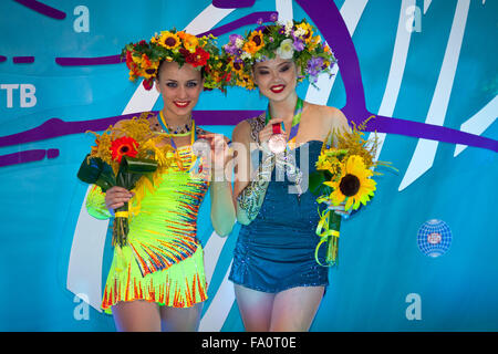 Kiew, UKRAINE - 29. August 2013: Ganna Rizatdinova (L) und Alina Maksymenko der Ukraine - Medaillengewinner der 32. rhythmische Gymnastik Stockfoto