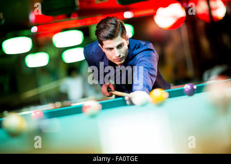 Junger Mann spielen Billard in der bar Stockfoto