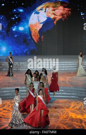 Sanya, China Provinz Hainan. 19. Dezember 2015. Teilnehmer nehmen an der Miss World Grand Finale in Sanya, Hainan Provinz Süd-China, 19. Dezember 2015 Teil. Teilnehmer aus über 110 Ländern und Regionen traten beim Finale der 65. Miss World Competition in Sanya Samstag. Bildnachweis: Zhao Yingquan/Xinhua/Alamy Live-Nachrichten Stockfoto