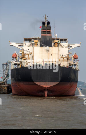 Frachtschiff in Mumbai, Indien Stockfoto