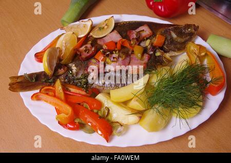 gebackene Fische Flunder mit Gemüse und Speck Stockfoto