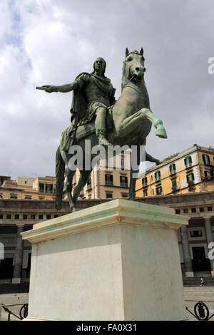 Der Pferdesport Bronze Statue von Charles Iii von Borbone, Piazza del Plebiscito, historischen Zentrum von Neapel Stadt, UNESCO-Welt Stockfoto